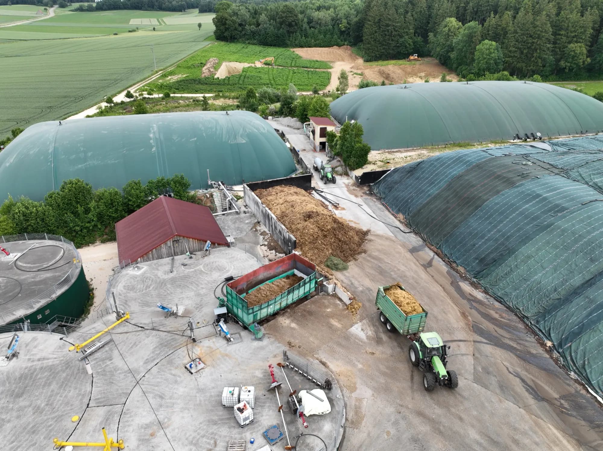 Anlieferung von Strohmist an der Biogasanlage